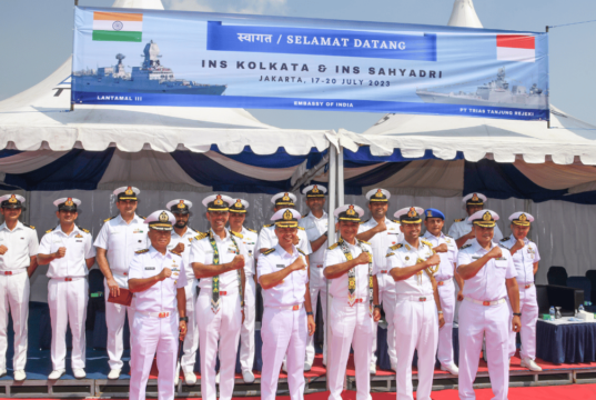 आयएनएस सहयाद्री आणि आयएनएस कोलकाता जहाजे इंडोनेशियामध्ये जकार्ता येथे दाखल