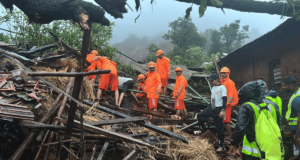 आदिवासी पाड्यावर दरड कोसळल्याने अनेक व्यक्ती ढिगाऱ्याखाली