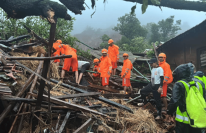 आदिवासी पाड्यावर दरड कोसळल्याने अनेक व्यक्ती ढिगाऱ्याखाली
