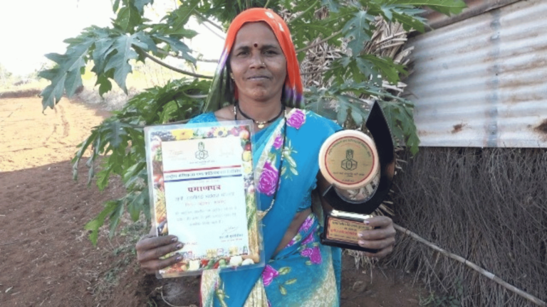 आदिवासी महिला शेतकरी रजनी ताईंची माळरानावर फ़ुललेली शेती !