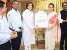 प्रख्यात तबलावादक उस्ताद झाकीर हुसेन यांना पद्मविभूषण पुरस्कार प्रदान
