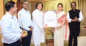 प्रख्यात तबलावादक उस्ताद झाकीर हुसेन यांना पद्मविभूषण पुरस्कार प्रदान