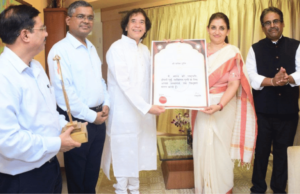 प्रख्यात तबलावादक उस्ताद झाकीर हुसेन यांना पद्मविभूषण पुरस्कार प्रदान