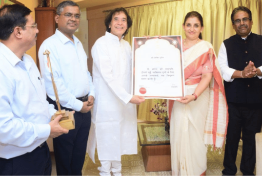 प्रख्यात तबलावादक उस्ताद झाकीर हुसेन यांना पद्मविभूषण पुरस्कार प्रदान