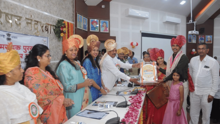 नंदुरबार जिल्हा परिषदेत आदर्श ग्रामसेवक पुरस्कारांचे वितरण