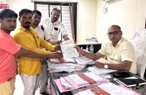 नंदुरबार तहसील आवारात अडथळा ठरणार्या वाहनांची व्यवस्था करण्याची माहिती अधिकार महासंघाची मागणी Right to Information Federation's demand for arrangement of vehicles causing obstruction in Nandurbar Tehsil premises