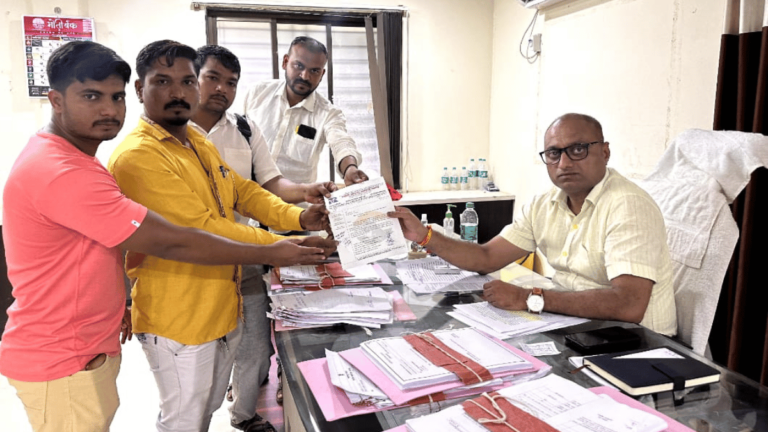 नंदुरबार तहसील आवारात अडथळा ठरणार्‍या वाहनांची व्यवस्था करण्याची माहिती अधिकार महासंघाची मागणी