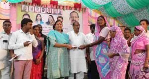 शबरी आदिवासी वित्त व विकास महामंडळातर्फ़े मच्छिमारांना मासेमारी साहित्य वाटप Shabari Mahamandal