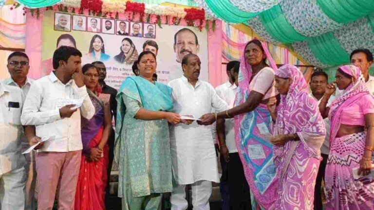 शबरी आदिवासी वित्त व विकास महामंडळातर्फ़े मच्छिमारांना मासेमारी साहित्य वाटप