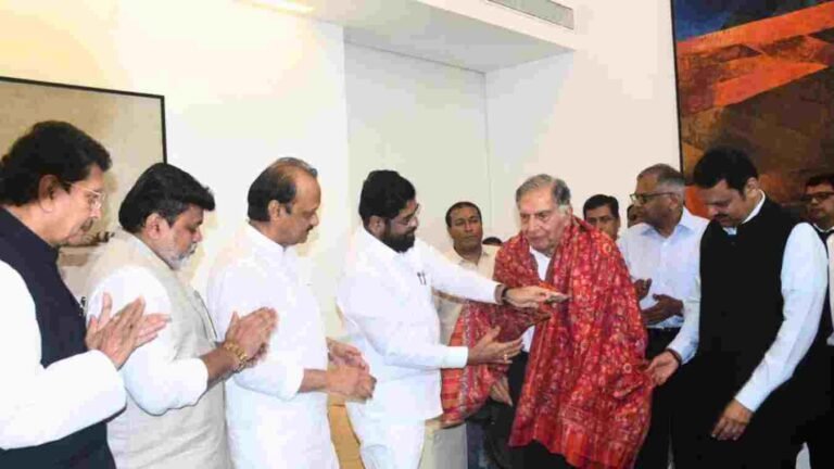 रतन टाटा यांना महाराष्ट्र शासनाचा पहिला ‘उद्योगरत्न’ पुरस्कार प्रदान
