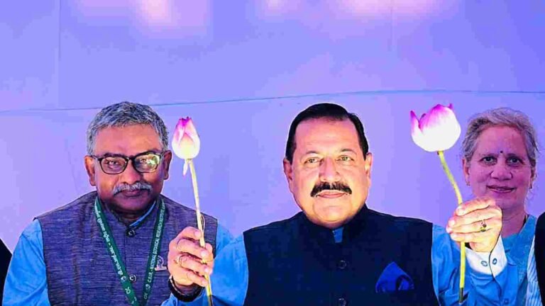 108 पाकळ्या असलेल्या कमळ फुलाच्या नव्या जातीला ‘नमोह 108’ असे नाव !