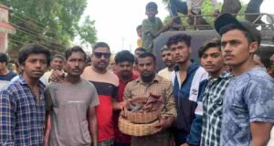 नंदुरबार येथील सर्पमित्रांनी दिले सापाला जीवदान Nandurbar Snakefriends