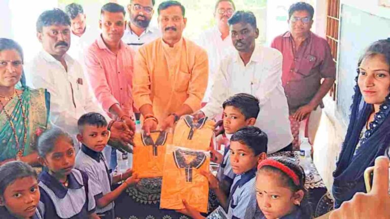 आ.राजेश पाडवी यांच्या हस्ते तळोदा तालुक्यातील मोरवड येथे शालेय गणवेश वाटप