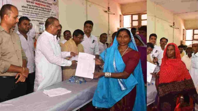 नवापूर तालुक्यातील 295 आदिवासी शेतकऱ्यांना वनपट्टे उतारे वाटप