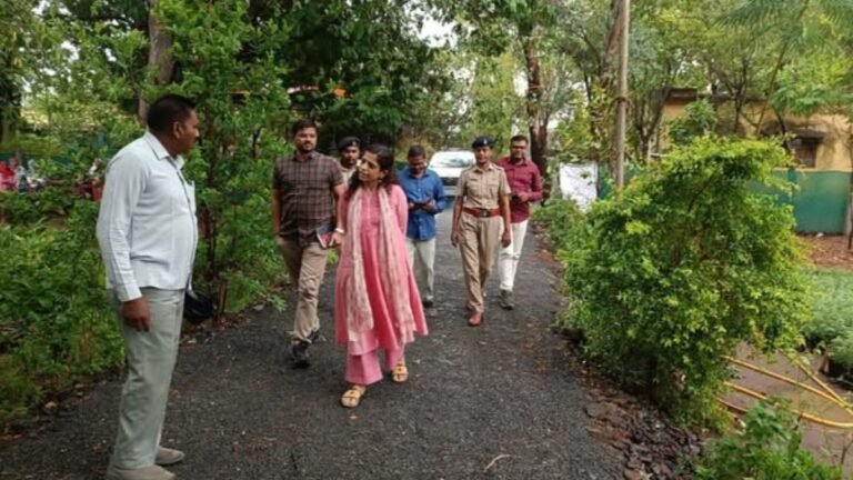 जिल्हाधिकारी नंदुरबार डॉ. मित्ताली सेठी यांचा नवापूर तालुका दौरा :  नगरपालिका आढावा  व रोजगार हमी कामांची पाहणी