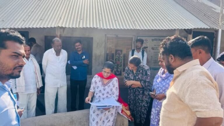 डॉ.मित्ताली सेठी, जिल्हाधिकारी व श्री. अनय नावंदर, सहा. जिल्हाधिकारी तथा उपविभागीय अधिकारी तळोदा यांनी मालदा ता. तळोदा येथे ग्रामपंचायत येथे भेट दिली व ग्रामस्थांशी थेट संवाद साधला