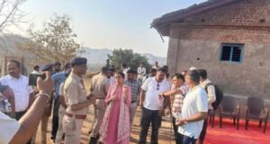 जिल्हाधिकारी डॉ. मित्ताली सेठी यांचा दुर्गम पाड्यांना पायी प्रवास करून थेट संवाद!