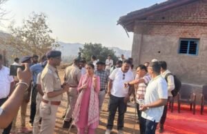 जिल्हाधिकारी डॉ. मित्ताली सेठी यांचा दुर्गम पाड्यांना पायी प्रवास करून थेट संवाद!