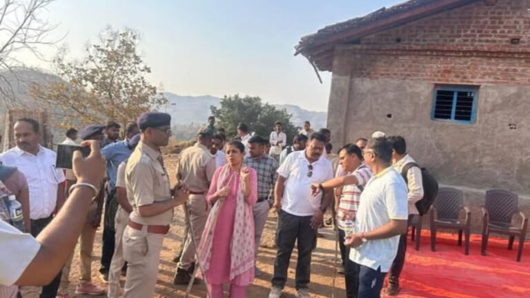 जिल्हाधिकारी डॉ. मित्ताली सेठी यांचा दुर्गम पाड्यांना पायी प्रवास करून थेट संवाद!