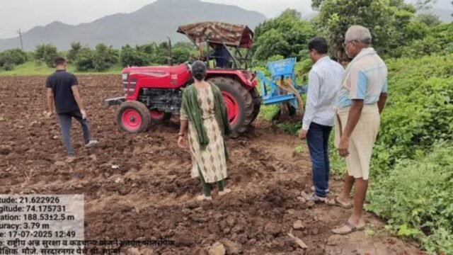 *Guidance to farmers through Soybean + Tur mixed crop demonstration – Initiative under National Food Security and Nutrition Mission at Sardarnagar (Taloda)*