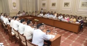 राज्यातील पशुसंवर्धन विभागाचाही यावेळी मंत्री श्रीमती मुंडे यांनी आढावा घेतला.सह्याद्री अतिथीगृह येथील विभागाच्या आढावा बैठकीत दिल्या.