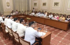 राज्यातील पशुसंवर्धन विभागाचाही यावेळी मंत्री श्रीमती मुंडे यांनी आढावा घेतला.सह्याद्री अतिथीगृह येथील विभागाच्या आढावा बैठकीत दिल्या.