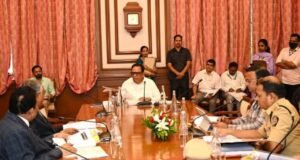 राज्यातील धार्मिक, राजकीय आणि सामाजिक आंदोलनांदरम्यान पोलिसांकडे दाखल करण्यात आलेल्या २०१ अर्जदारापैकी ७७ अर्जदारांवरील खटले मागे घेण्याबाबत शासनाने नेमलेल्या मंत्रिमंडळ उपसमितीने शिफारस केली आहे,