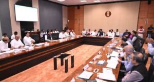 राज्यातील बहुतांश भागात मुसळधार पावसाने पिकांचे नुकसान झाले आहे. अजूनही काही भागात पूरस्थिती आहे, त्यामुळे २०२५-२६ या वर्षीचा ऊसगाळप हंगाम