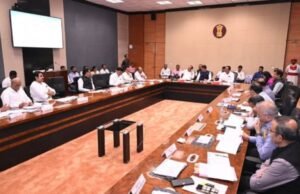 राज्यातील बहुतांश भागात मुसळधार पावसाने पिकांचे नुकसान झाले आहे. अजूनही काही भागात पूरस्थिती आहे, त्यामुळे २०२५-२६ या वर्षीचा ऊसगाळप हंगाम