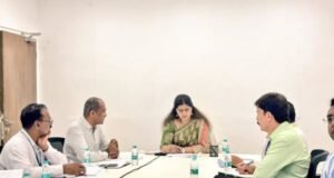 राज्यातील अतिवृष्टी व पुरामुळे पशुधनाच्या झालेल्या हानीचा व त्या अनुषंगाने केलेल्या कार्यवाहीचा पशुसंवर्धन मंत्री पंकजा मुंडे यांनी मंत्रालयात आढावा घेतला.