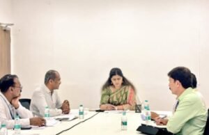 राज्यातील अतिवृष्टी व पुरामुळे पशुधनाच्या झालेल्या हानीचा व त्या अनुषंगाने केलेल्या कार्यवाहीचा पशुसंवर्धन मंत्री पंकजा मुंडे यांनी मंत्रालयात आढावा घेतला.