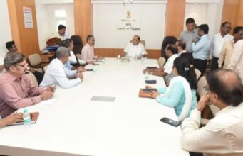 अतिवृष्टीमुळे राज्यात उद्भवलेल्या पूर परिस्थितीच्या पार्श्वभूमीवर राज्यातील आरोग्य सेवा देणाऱ्या सर्व संस्था व यंत्रणांनी सतर्क रहावे, असे आदेश वैद्यकीय शिक्षण मंत्री हसन मुश्रीफ यांनी आढावा बैठकीत दिले.