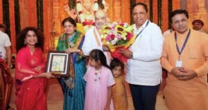 केंद्रीय गृहमंत्री अमित शाह यांनी वांद्रे (पश्चिम) येथील सार्वजनिक गणेशोत्सव मंडळाच्या गणेश मूर्तीचे सहकुटुंब दर्शन घेऊन पूजा केली.