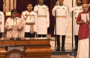 राष्ट्रपती द्रौपदी मुर्मू यांनी देशाचे १५ वे उपराष्ट्रपती म्हणून सी.पी. राधाकृष्णन यांना आज राष्ट्रपती भवनातील गणतंत्र मंडपम येथे पदाची शपथ दिली.