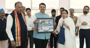 मुख्यमंत्री देवेंद्र फडणवीस यांनी कामठी येथील ड्रॅगन पॅलेस टेम्पलला भेट देऊन भगवान गौतम बुद्धांच्या मूर्तीला तसेच महामानव, भारतरत्न डॉ. बाबासाहेब आंबेडकर यांना अभिवादन केले आणि बुद्ध वंदनेत सहभाग घेतला.