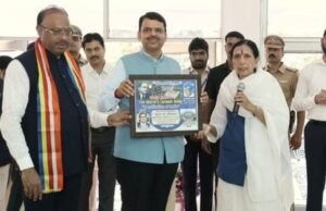 मुख्यमंत्री देवेंद्र फडणवीस यांनी कामठी येथील ड्रॅगन पॅलेस टेम्पलला भेट देऊन भगवान गौतम बुद्धांच्या मूर्तीला तसेच महामानव, भारतरत्न डॉ. बाबासाहेब आंबेडकर यांना अभिवादन केले आणि बुद्ध वंदनेत सहभाग घेतला.