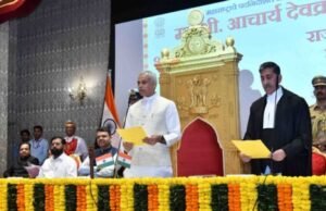 राज्यपाल आचार्य देवव्रत यांनी महाराष्ट्राचे २२ वे राज्यपाल म्हणून शपथ घेतली.
