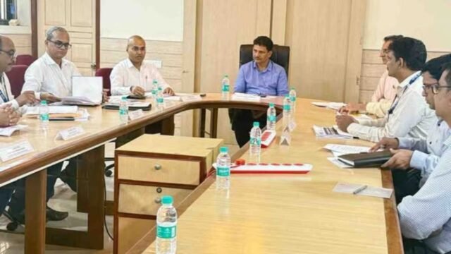 Public Health and Family Welfare Minister Prakash Abitkar took a detailed review of the work of the Maharashtra State AIDS Control Society (#MSACS).