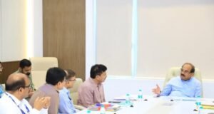 धरणांतील गाळ काढल्यामुळे धरणांची पाणी साठवण क्षमता वाढते. याबरोबरच पूर नियंत्रणासाठी याची मदत होत असल्याने या कामास जलसंपदा विभागाने प्राधान्य द्यावे.