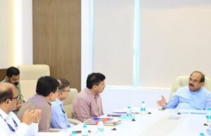 धरणांतील गाळ काढल्यामुळे धरणांची पाणी साठवण क्षमता वाढते. याबरोबरच पूर नियंत्रणासाठी याची मदत होत असल्याने या कामास जलसंपदा विभागाने प्राधान्य द्यावे.