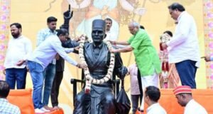 राज्यपाल सी. पी. राधाकृष्णन यांनी छत्रपती शिवाजी महाराज उद्यान येथील छत्रपती शिवाजी महाराजांच्या अश्वारूढ पुतळ्याला पुष्पांजली अर्पण करून अभिवादन केले.