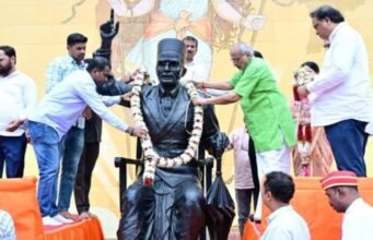 राज्यपाल सी. पी. राधाकृष्णन यांनी छत्रपती शिवाजी महाराज उद्यान येथील छत्रपती शिवाजी महाराजांच्या अश्वारूढ पुतळ्याला पुष्पांजली अर्पण करून अभिवादन केले.