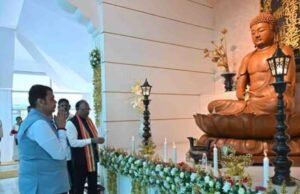 मुख्यमंत्री देवेंद्र फडणवीस यांनी कामठी येथील ड्रॅगन पॅलेस टेम्पलला भेट देऊन भगवान गौतम बुद्धांच्या मूर्तीला तसेच महामानव, भारतरत्न डॉ. बाबासाहेब आंबेडकर यांना अभिवादन केले आणि बुद्ध वंदनेत सहभाग घेतला.