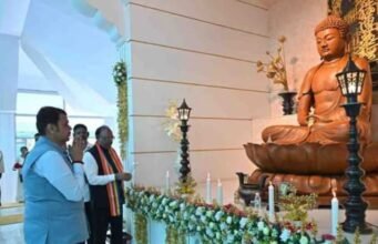 मुख्यमंत्री देवेंद्र फडणवीस यांनी कामठी येथील ड्रॅगन पॅलेस टेम्पलला भेट देऊन भगवान गौतम बुद्धांच्या मूर्तीला तसेच महामानव, भारतरत्न डॉ. बाबासाहेब आंबेडकर यांना अभिवादन केले आणि बुद्ध वंदनेत सहभाग घेतला.