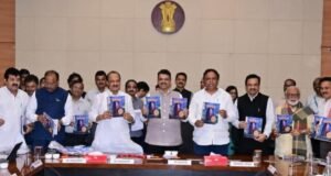 राज्य मंत्रिमंडळाच्या बैठकीत युनेस्कोच्या यादीत समाविष्ट झालेल्या १२ गडकिल्ल्यांवरील ‘लोकराज्य’च्या विशेषांकाचे प्रकाशन मुख्यमंत्री देवेंद्र फडणवीस यांच्या हस्ते करण्यात आले.