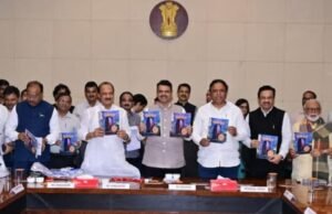 राज्य मंत्रिमंडळाच्या बैठकीत युनेस्कोच्या यादीत समाविष्ट झालेल्या १२ गडकिल्ल्यांवरील ‘लोकराज्य’च्या विशेषांकाचे प्रकाशन मुख्यमंत्री देवेंद्र फडणवीस यांच्या हस्ते करण्यात आले.