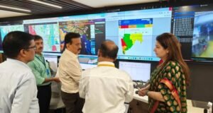 भारतीय हवामान विभागाने अतिवृष्टीचा दिलेला इशारा आणि राज्यात सर्वदूर सुरू असलेल्या मुसळधार पावसाच्या पार्श्वभूमीवर आपत्ती व्यवस्थापन मंत्री गिरीश महाजन यांनी मंत्रालयातील राज्य आपत्कालीन नियंत्रण कक्षात उपस्थित राहून परिस्थितीचा आढावा घेतला.