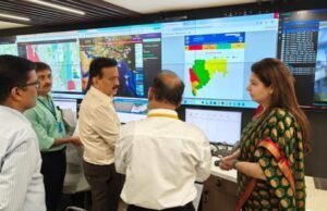 भारतीय हवामान विभागाने अतिवृष्टीचा दिलेला इशारा आणि राज्यात सर्वदूर सुरू असलेल्या मुसळधार पावसाच्या पार्श्वभूमीवर आपत्ती व्यवस्थापन मंत्री गिरीश महाजन यांनी मंत्रालयातील राज्य आपत्कालीन नियंत्रण कक्षात उपस्थित राहून परिस्थितीचा आढावा घेतला.