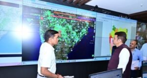 मुख्यमंत्री देवेंद्र फडणवीस यांनी आज मंत्रालयातील राज्य आपत्ती व्यवस्थापन कक्षात संपूर्ण राज्यातील पावसाच्या स्थितीचा आढावा घेतला.