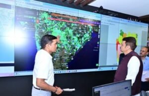 मुख्यमंत्री देवेंद्र फडणवीस यांनी आज मंत्रालयातील राज्य आपत्ती व्यवस्थापन कक्षात संपूर्ण राज्यातील पावसाच्या स्थितीचा आढावा घेतला.